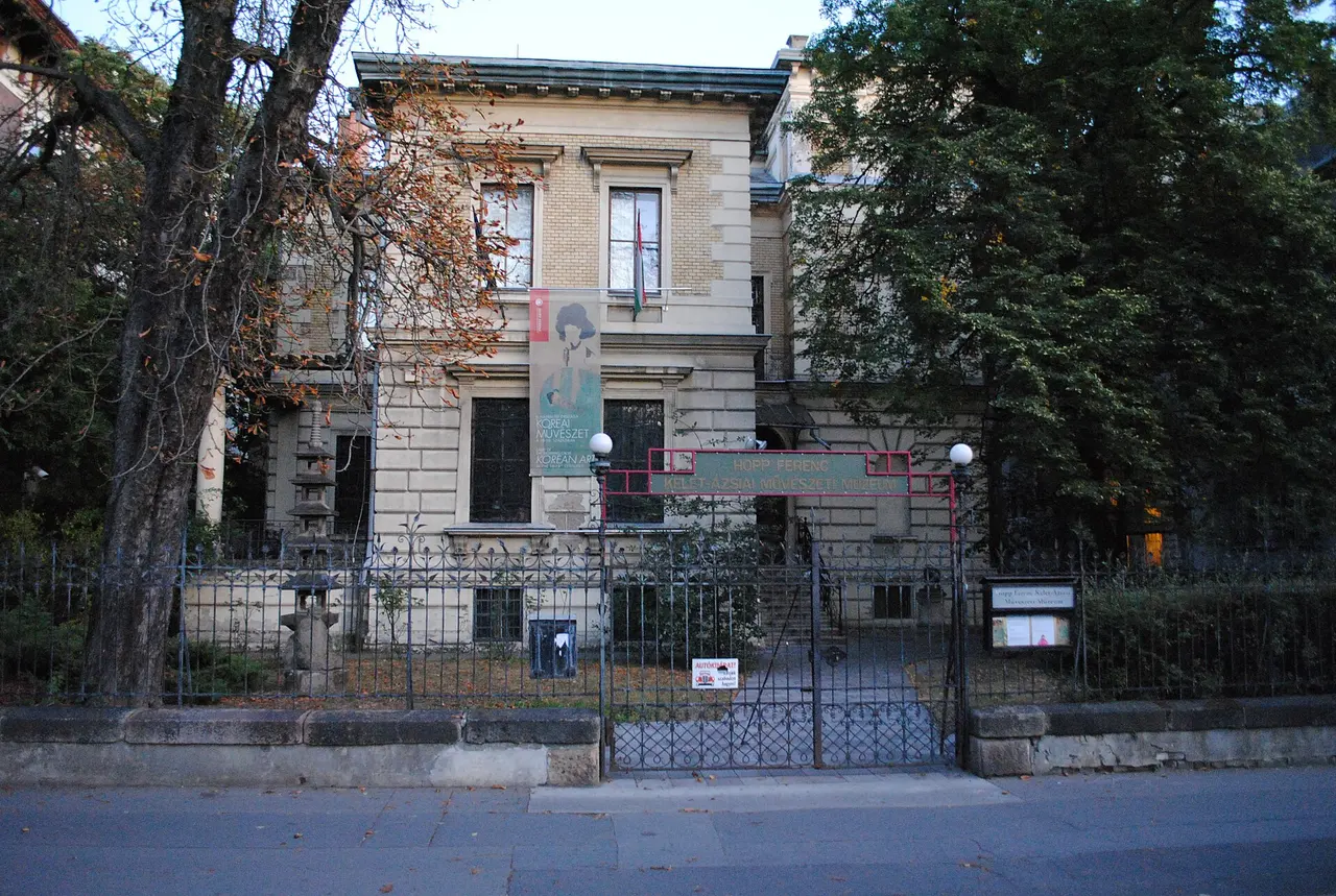 The villa of the Ferenc Hopp Museum of Asiatic Arts behind its iron fence and trees